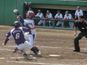 米田のライト前で本塁生還の野坂、６点目。