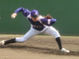 ８回から１３回まで厳しい場面を投げ続けた渡辺俊介。