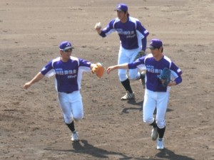 ３人で抑えた山田投手を迎えるナイン